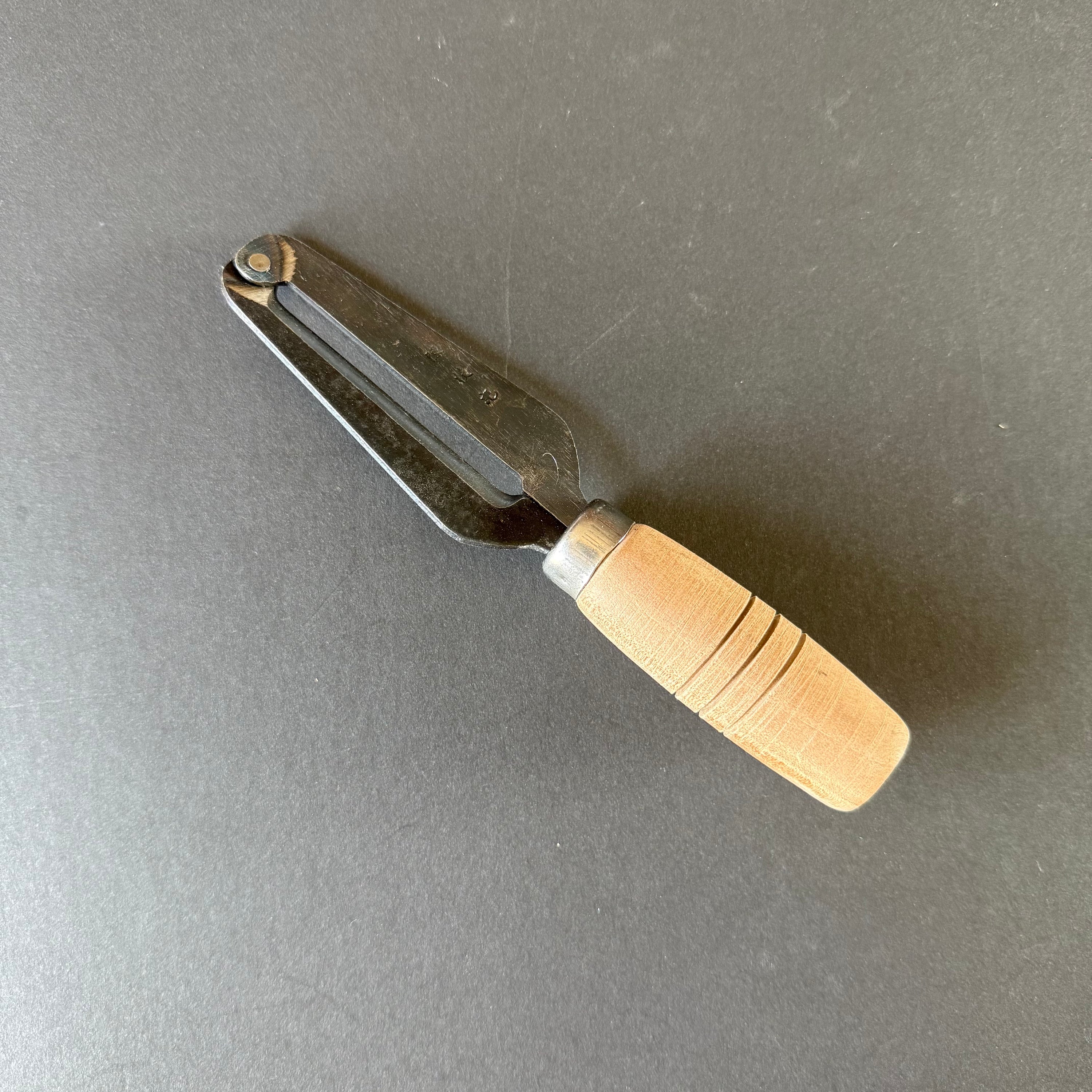 Traditional Peeler - wooden handle