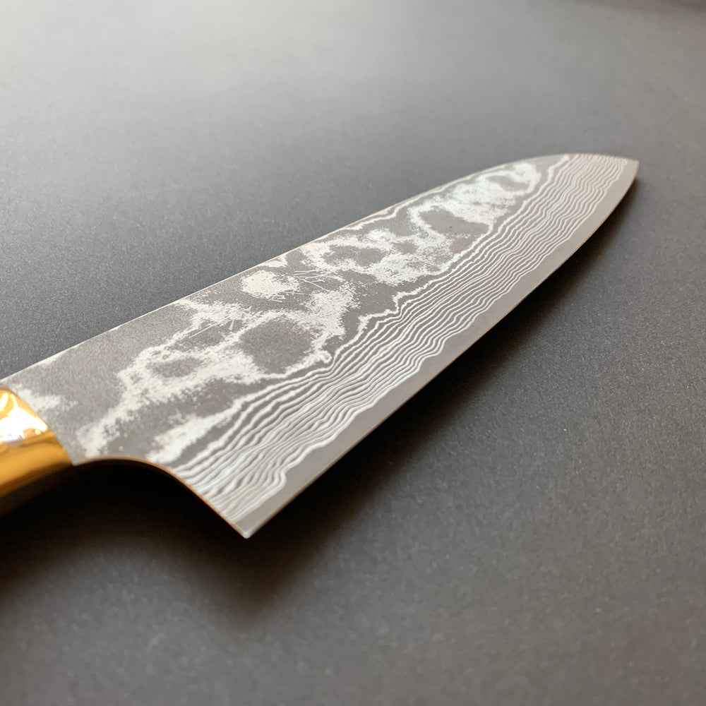 Santoku knife, VG10 Stainless Steel, Damascus finish, Dyed Cow Horn western style handle - Saji