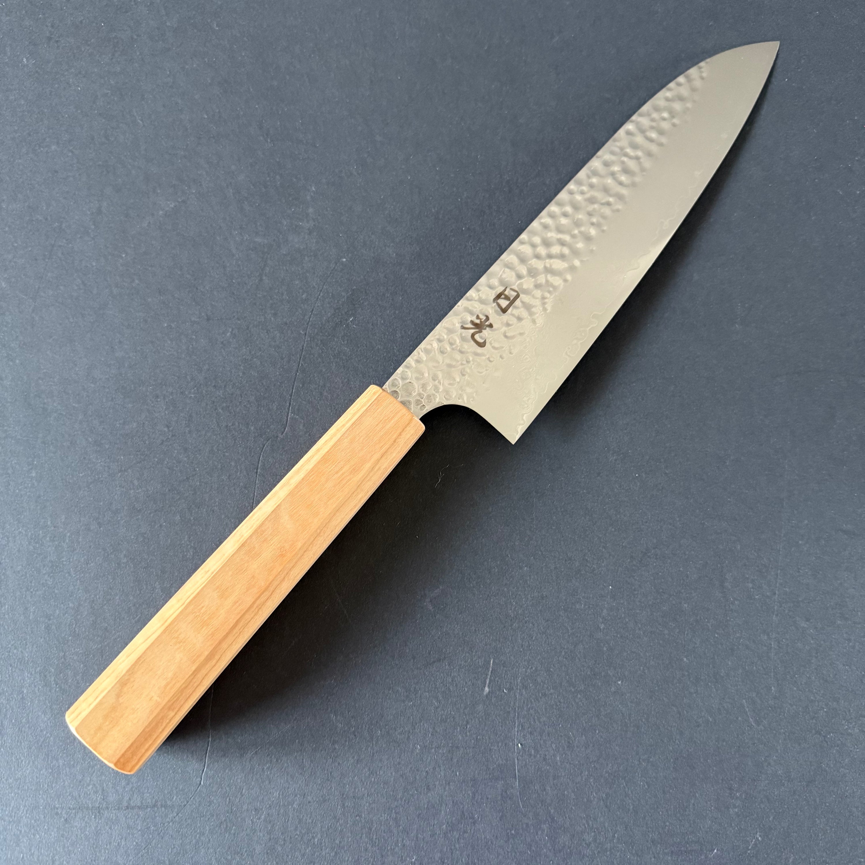 Santoku knife, VG10, Tsuchime Damascus finish - Taka range