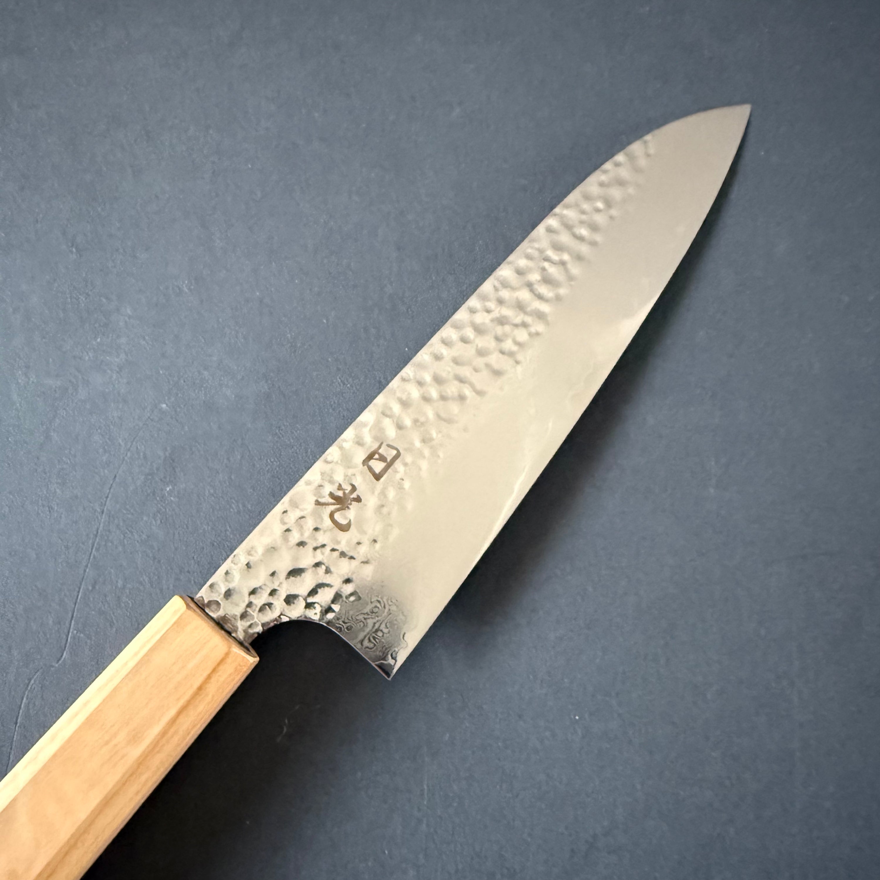 Santoku knife, VG10, Tsuchime Damascus finish - Taka range