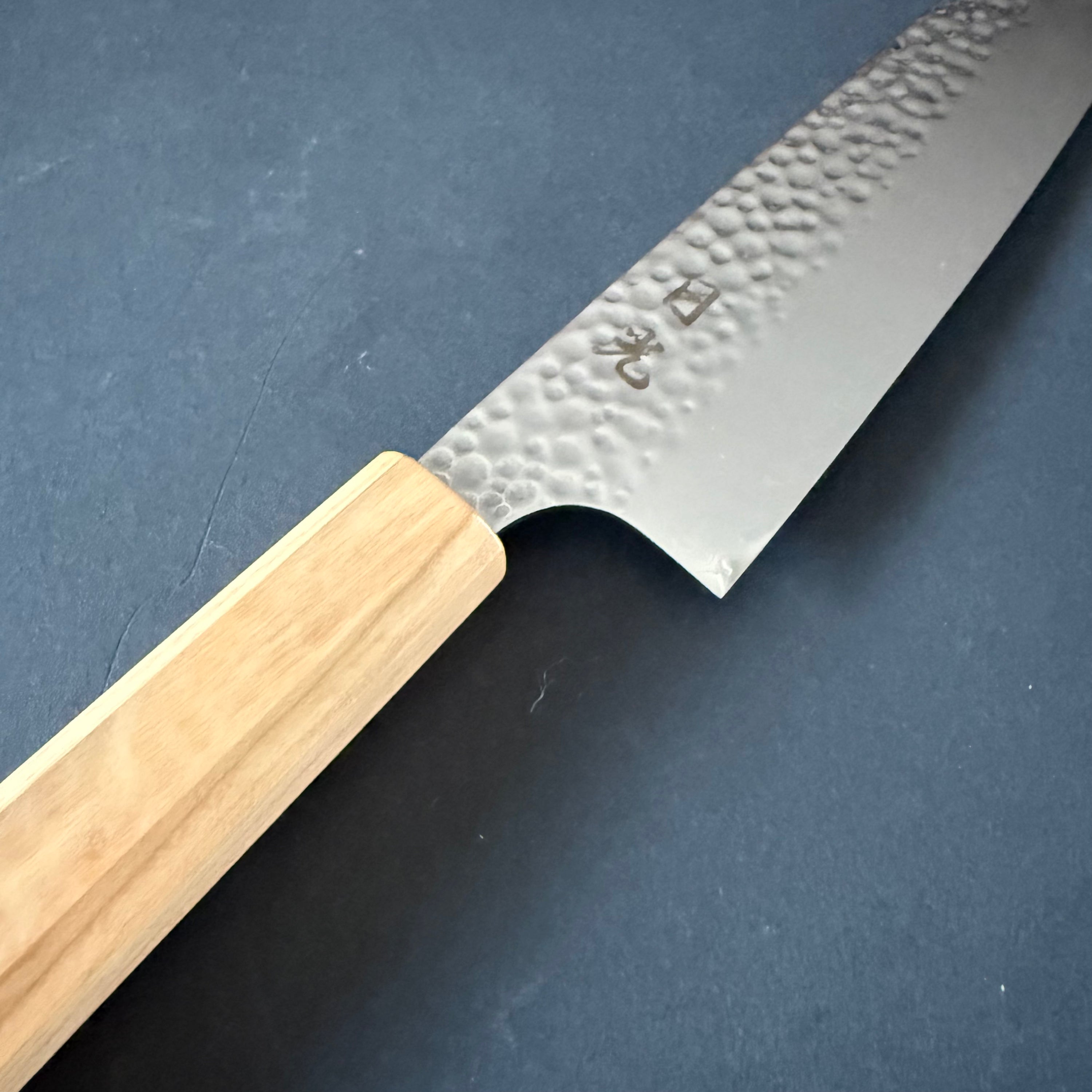 Santoku knife, VG10, Tsuchime Damascus finish - Taka range